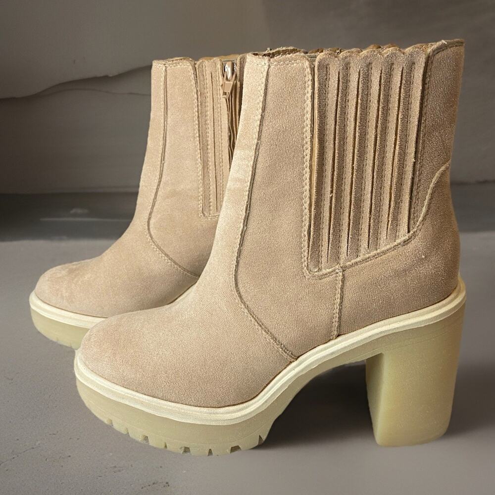 OASIS SOCIETY “Stacy Lu Sole” Chelsea 3.5” Heel Booties Womens 7 Dune Suede